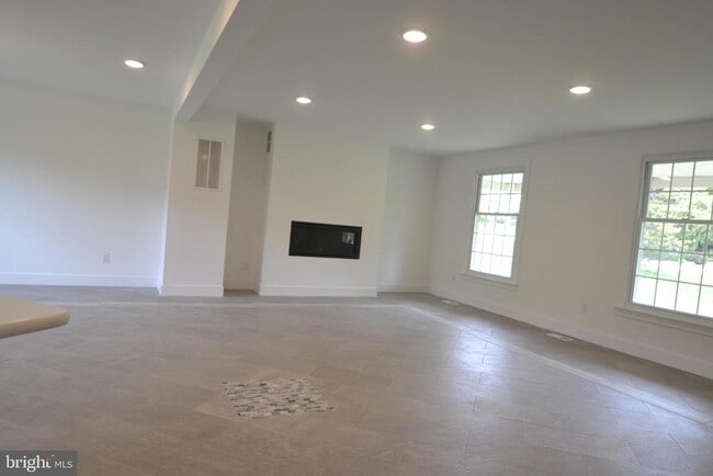 Building Photo - 1436 E Lamplighter Ln