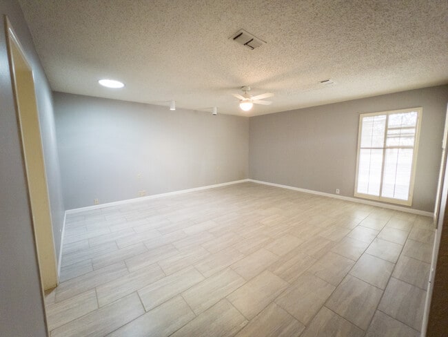 Building Photo - 2405 Stutz Pl