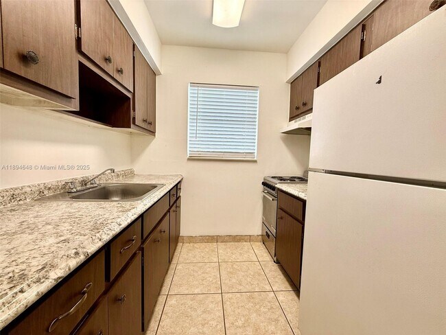 Building Photo - 206 SE 9th Ct