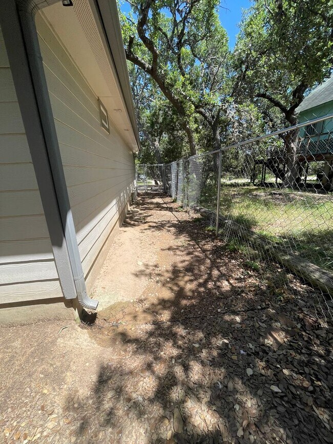 Building Photo - NEW ON MARKET