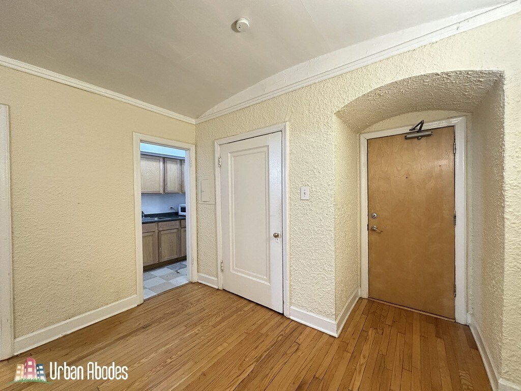 Building Photo - 557 W Arlington Pl