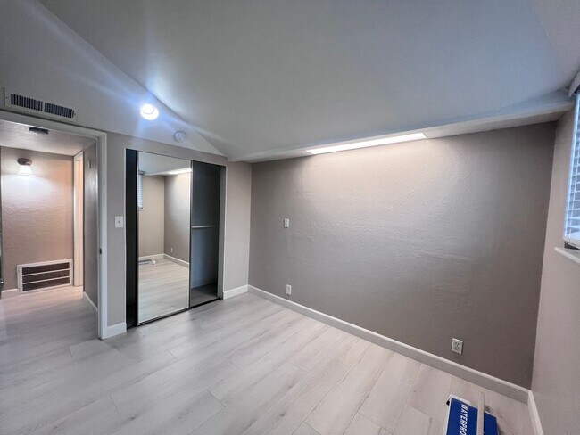 Building Photo - EBN T 14723