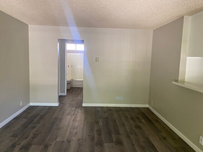 Building Photo - Spacious 1 Bedroom 1 Bath Upstairs Apartment