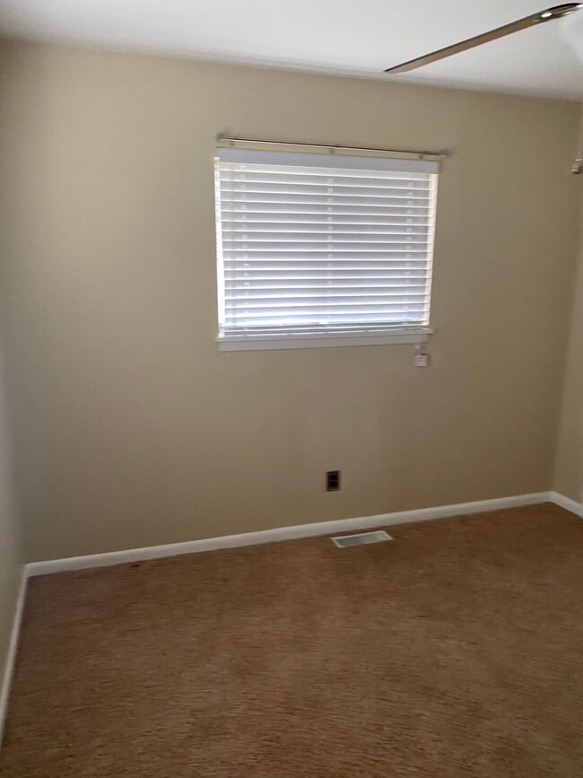 Building Photo - Contact Peggy Goodman 501 676 1758 or Heat...