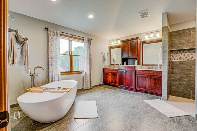 Building Photo - Immaculate 5 Bedroom 4 Bath in Chanhassen - Available August 1st.