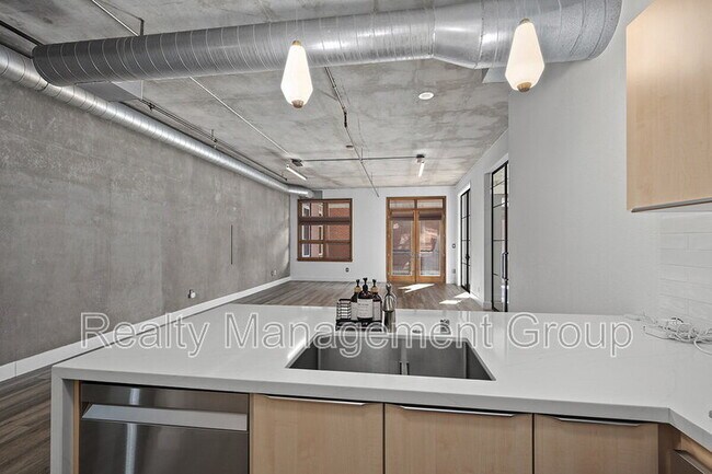 Building Photo - 877 Island Ave