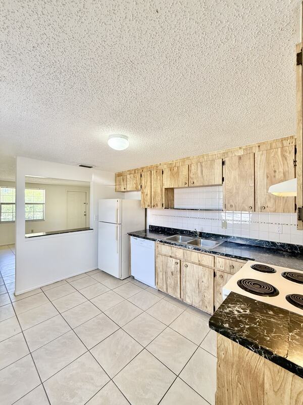 Building Photo - 7071 Bee Ridge Rd