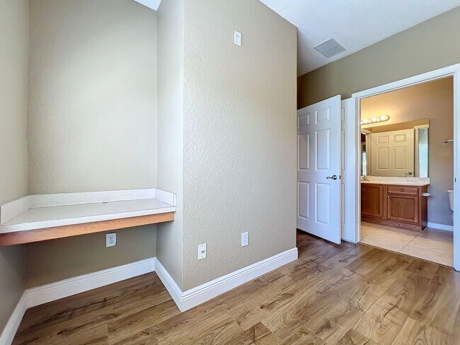 Building Photo - LUXURY 3 Bedroom / 2 Bath Townhome in a ga...