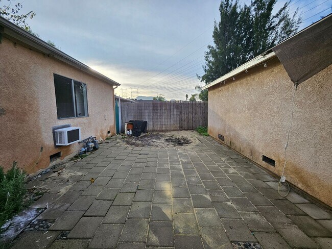 Building Photo - 931 N Screenland Dr