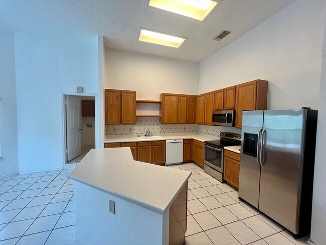 Building Photo - Spacious 3 Bedroom/2.5 Bath home with Large Game Room and Fabulous Deck ~ Move in Ready!