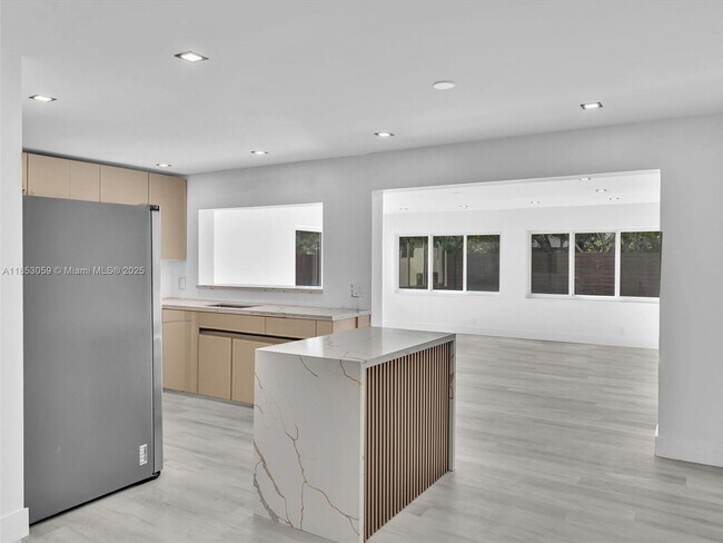 Building Photo - 2048 SW 37th Ave
