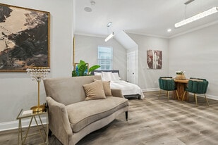 Building Photo - 2323 Leonidas St