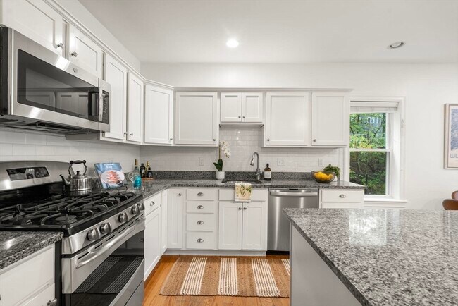 Building Photo - 865 Lagrange St