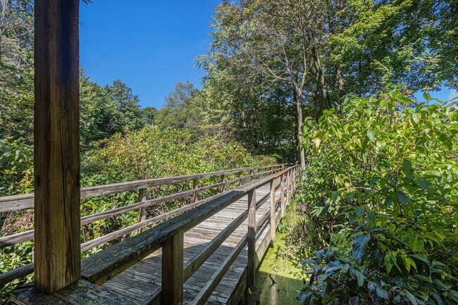 Building Photo - Like New 5 Bedroom - Close to the lake!