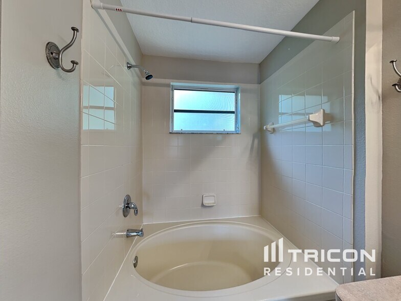 Building Photo - 6137 Skylarkcrest Dr