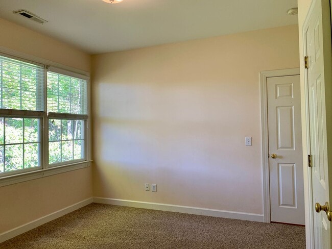 Building Photo - AMAZING Luxurious Residence, Near Educational Facilities, With Upscale Amenities!