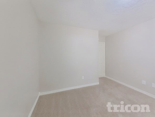 Building Photo - 729 Forest Ln Dr