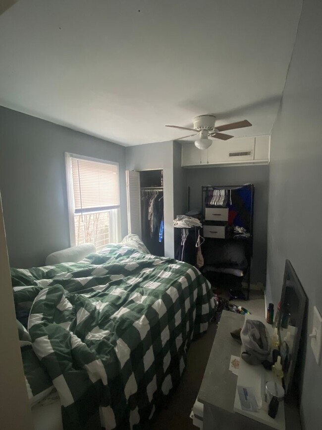 Building Photo - 2 bed 1 bath w Laundry, Yard, Parking, HVA...