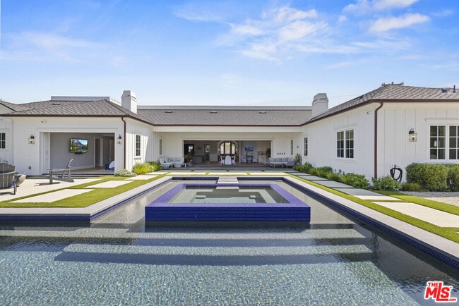 Building Photo - 6671 Dume Dr
