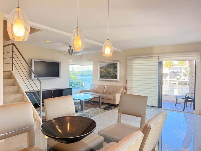 Building Photo - 1005 Russell Dr