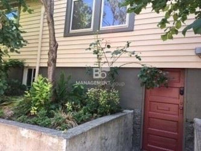 Building Photo - 3502 SE 13th Ave