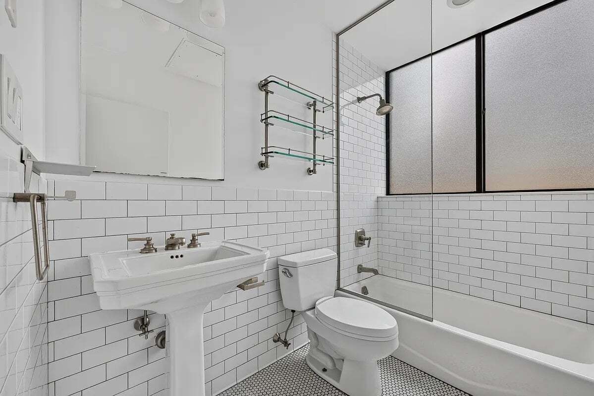 Building Photo - 245 E 44th St