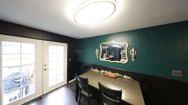 Building Photo - 5 Bed 2 Bath - Ideal for Group - Landscaping Included - Pet per Approval - NAS Whidbey