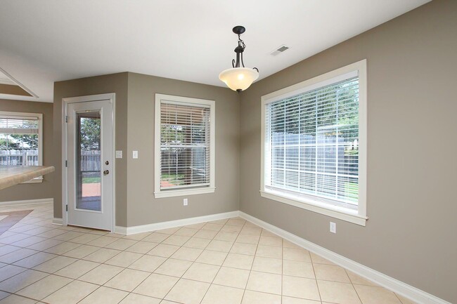 Building Photo - Charming 3 Bedroom/2 Bath in Mill Creek Manor with Spacious Garage