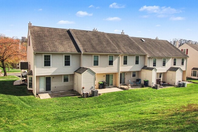 Building Photo - Beautiful Spacious Townhome
