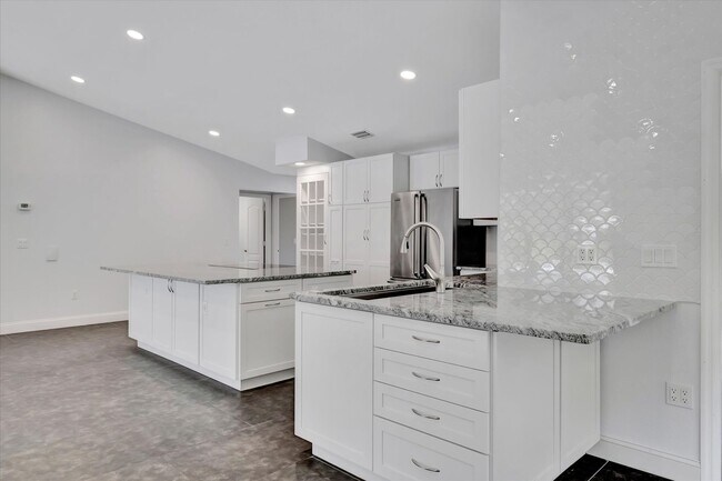 Building Photo - Stunning 3 Bed/ 2 Bath Pool Home in Longwood Run ~ UTC