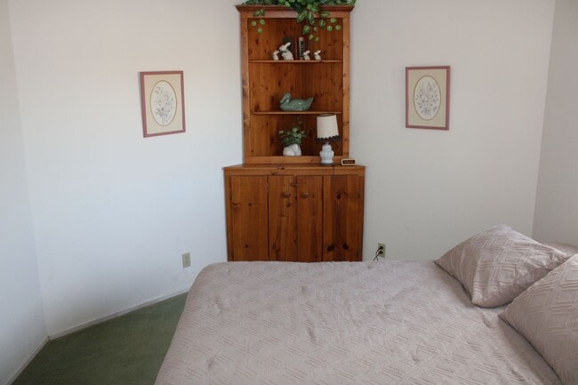 Building Photo - Riverfront 4 Bedroom Vacation Home Includes utiliities