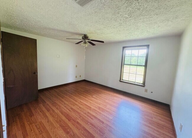 Building Photo - 572 Lexington Dr