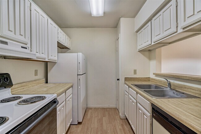 Building Photo - 3500 Tangle Brush Dr