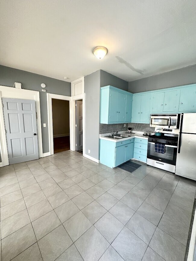 Building Photo - 130 5th Ave