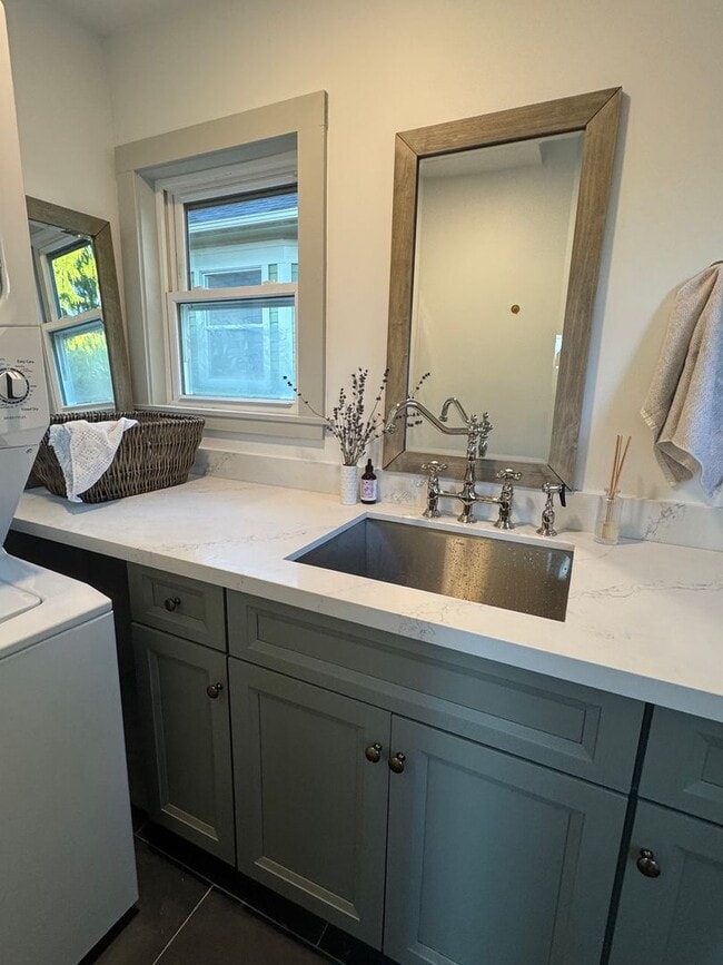 Building Photo - Stunning 3 Bedroom home in Everett