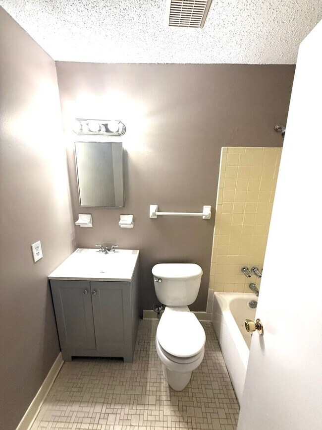 Building Photo - ** 3 Bed 2 Bath located off Wares Ferry road ** Call 334-366-9198 to schedule a self tour