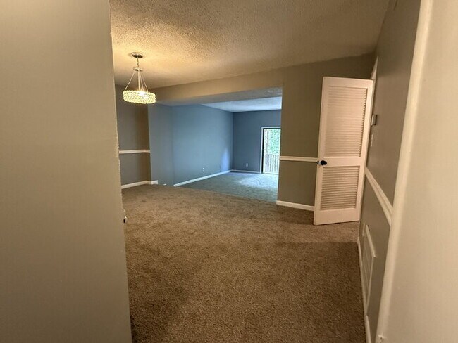 Building Photo - Your New Home Awaits: Charming 3-Bedroom T...
