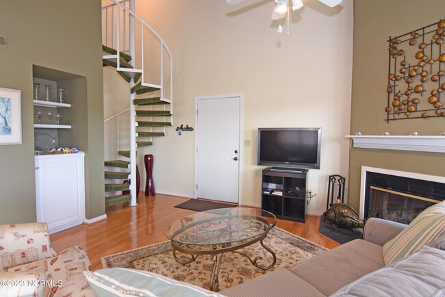 Building Photo - 6338 Oleander Dr