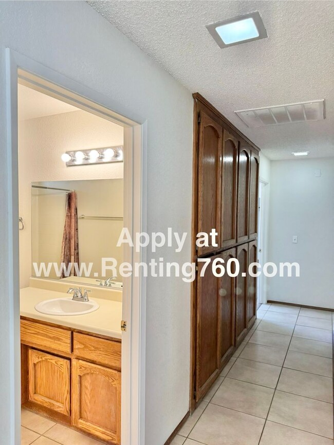 Building Photo - Beautiful and Spacious 3 Bedroom 2 Bathroo...