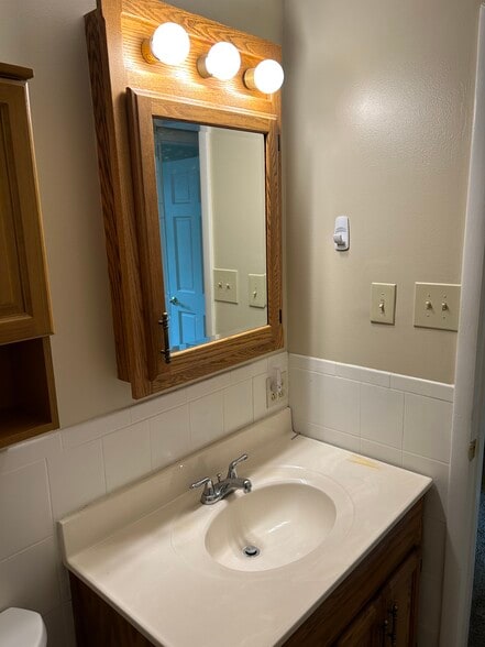 1st Bathroom - 406 Hickory Cir