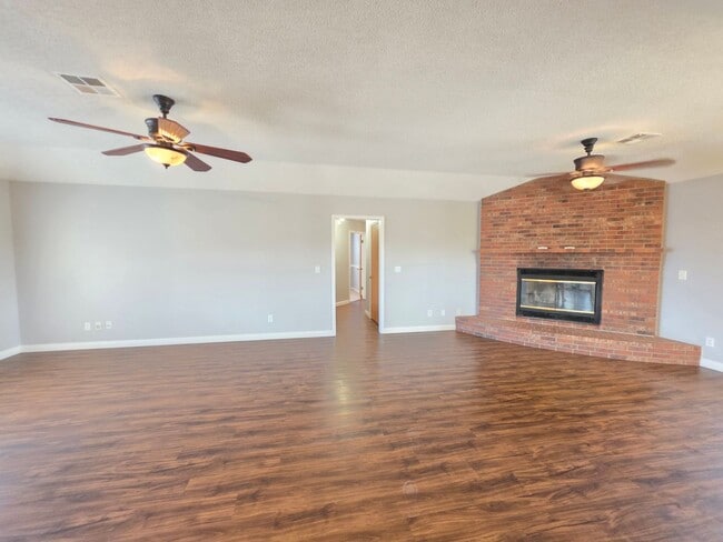Building Photo - Spacious 4 Bedrooms & 3 Full bathroom Home with Over 2,200 Sq Ft on a Corner Lot!