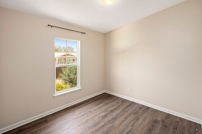 Building Photo - 307 N Poe St