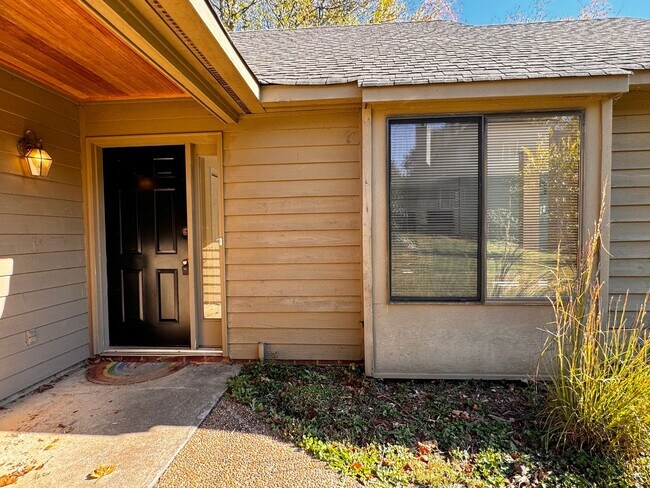 Building Photo - Close to UVA & Downtown-Don't miss this Mi...