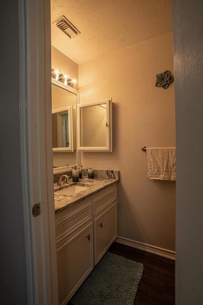 Building Photo - 13209 Bluff View Dr