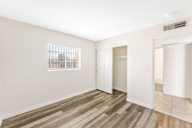 Building Photo - 5309 W Cheyenne Ave