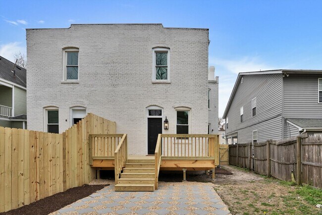 Building Photo - Where Vintage Vibes Meet Modern Mojo—Rent This Rare Historic 4BR/2BA Duplex in Norfolk’s Park Place
