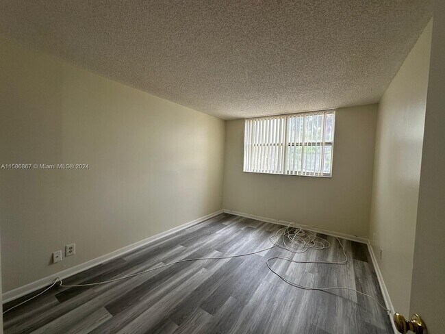 Building Photo - 470 Executive Center Dr