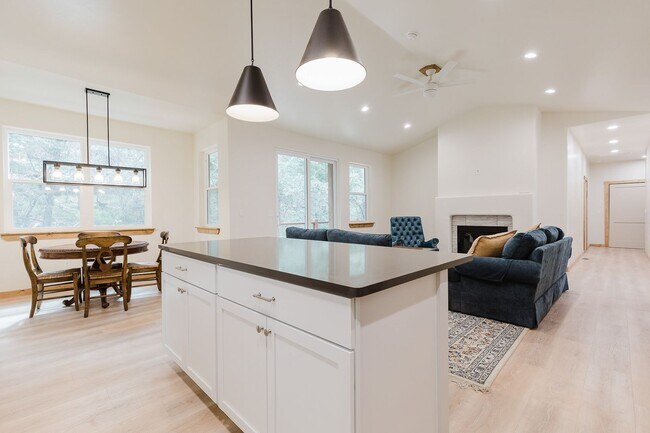 Building Photo - Beautiful New Construction Mountain Retreat