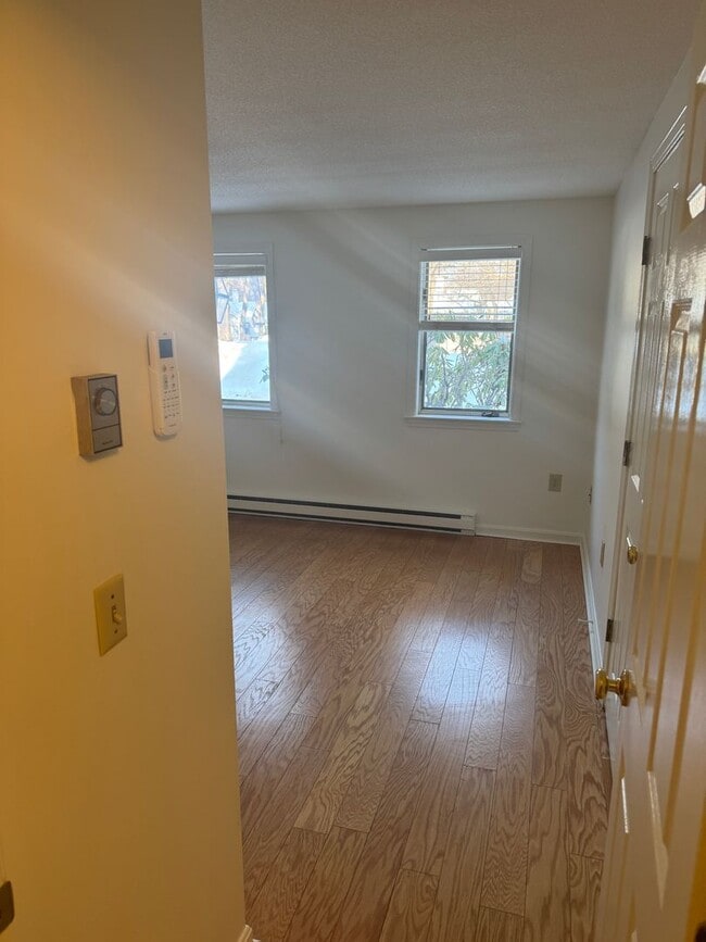 Building Photo - 9-11 Oakview Dr