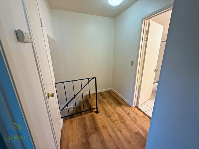 Building Photo - $2695 - 2 Bed/1 Bath Townhome in North San Jose-Near Lightrail
